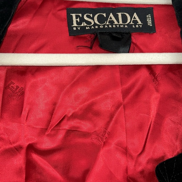 Vintage Escada Black Oversized Velvet Quilt Jacket, by Margaretha Ley, Size M/L - Picture 12 of 15